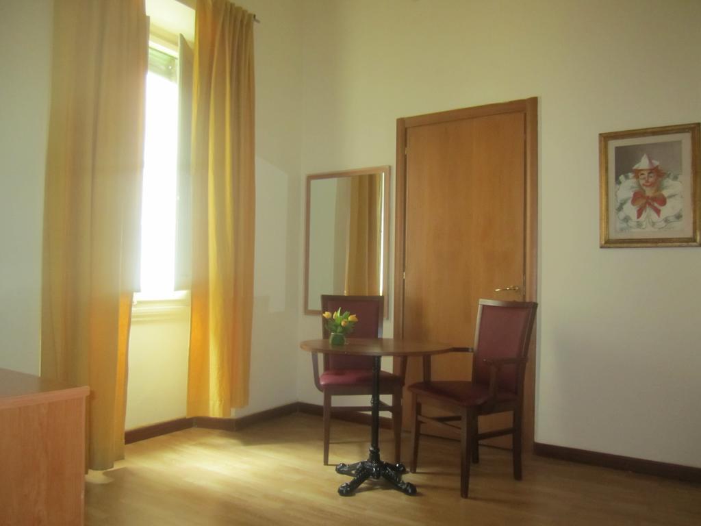 Hotel Savonarola Флоренция Стая снимка
